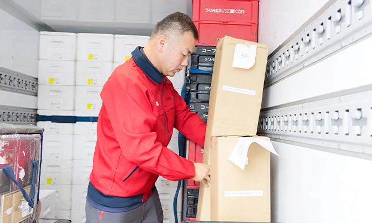 トラックの荷台を整えるY.Y.さん