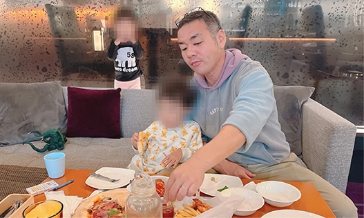 Y.Y.さんのプライベート写真、子どもと食事をする様子