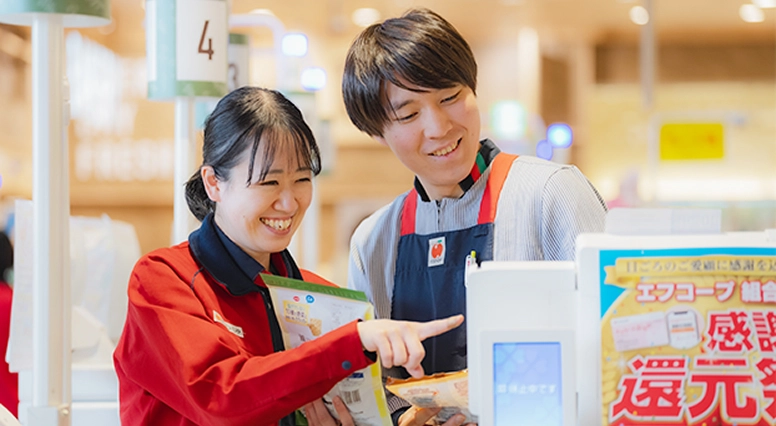 レジの前でスタッフ同士が会話する様子