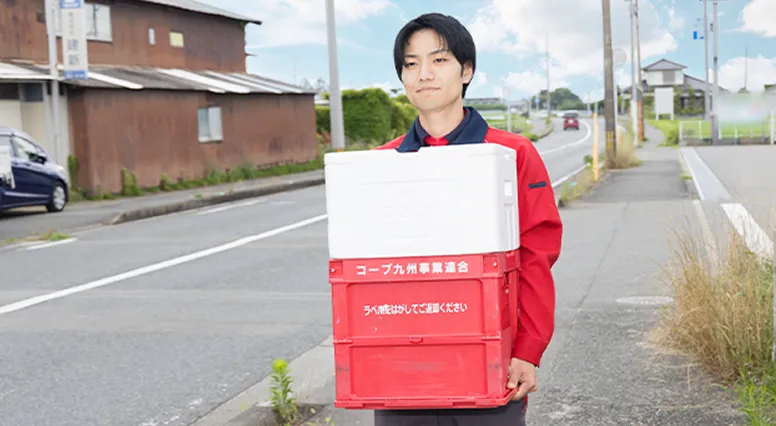 配達する商品を運ぶスタッフ
