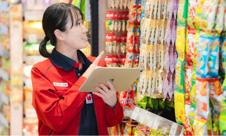 売場で商品を確認するスタッフ