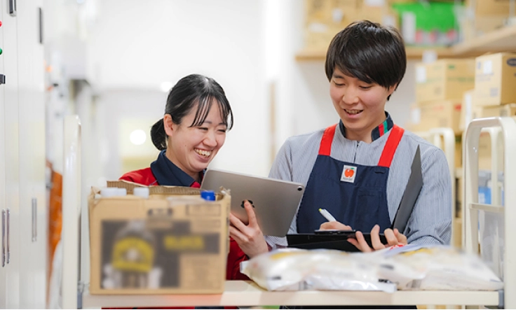 バックヤードでスタッフ同士が会話する様子