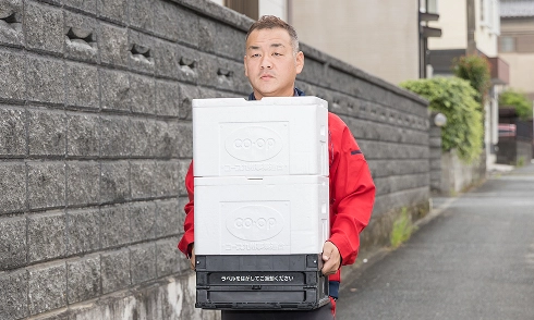 配達する商品を運ぶスタッフ