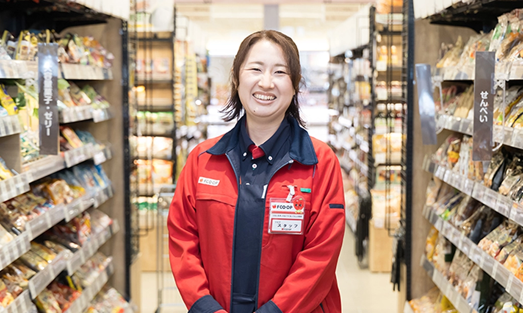 売場の前に立つS.E.さん
