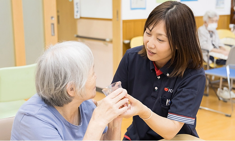 ご利用者さまの食事介助をするI.J.さん