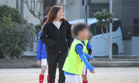 I.J.さんのプライベート写真、子どものサッカー応援をする様子